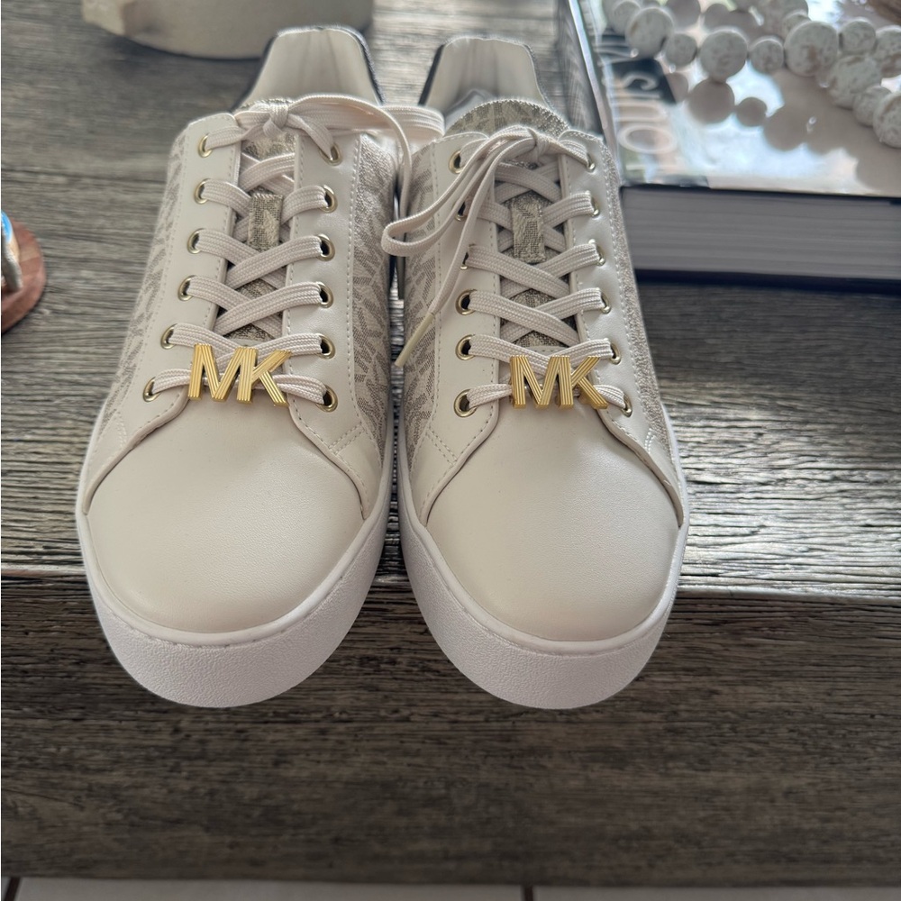 Michael Kors Cream Low-Top Sneakers with Gold Accents womans